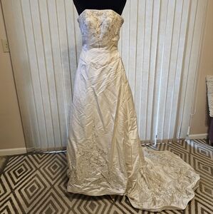Stephen Yearick Elegant Ivory Wedding Gown‎ with Lace Details Size 6